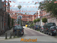 716556 Fotopaneeltje, met een afbeelding van de oranjeversiering in de Minstraat te Utrecht. De versiering is ...
